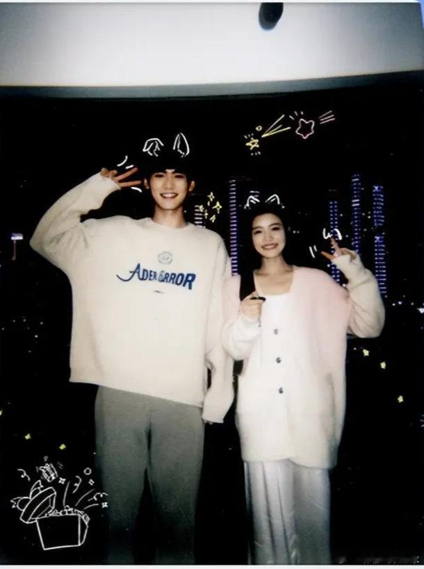 娱乐大神。原以为是出生在美国富二代的少爷，结果是天崩开局。周柯宇2002年在美国