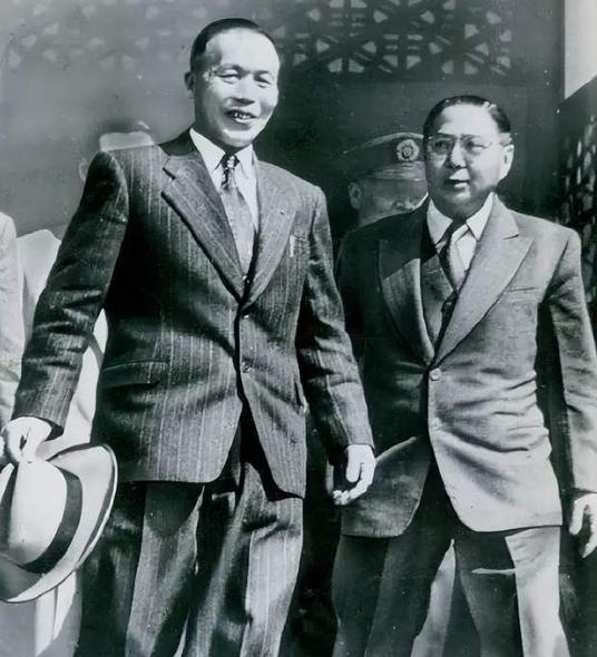 1949年1月，解放军兵临江北，南京城里风声鹤唳。李宗仁刚坐进代总统的办公室，便