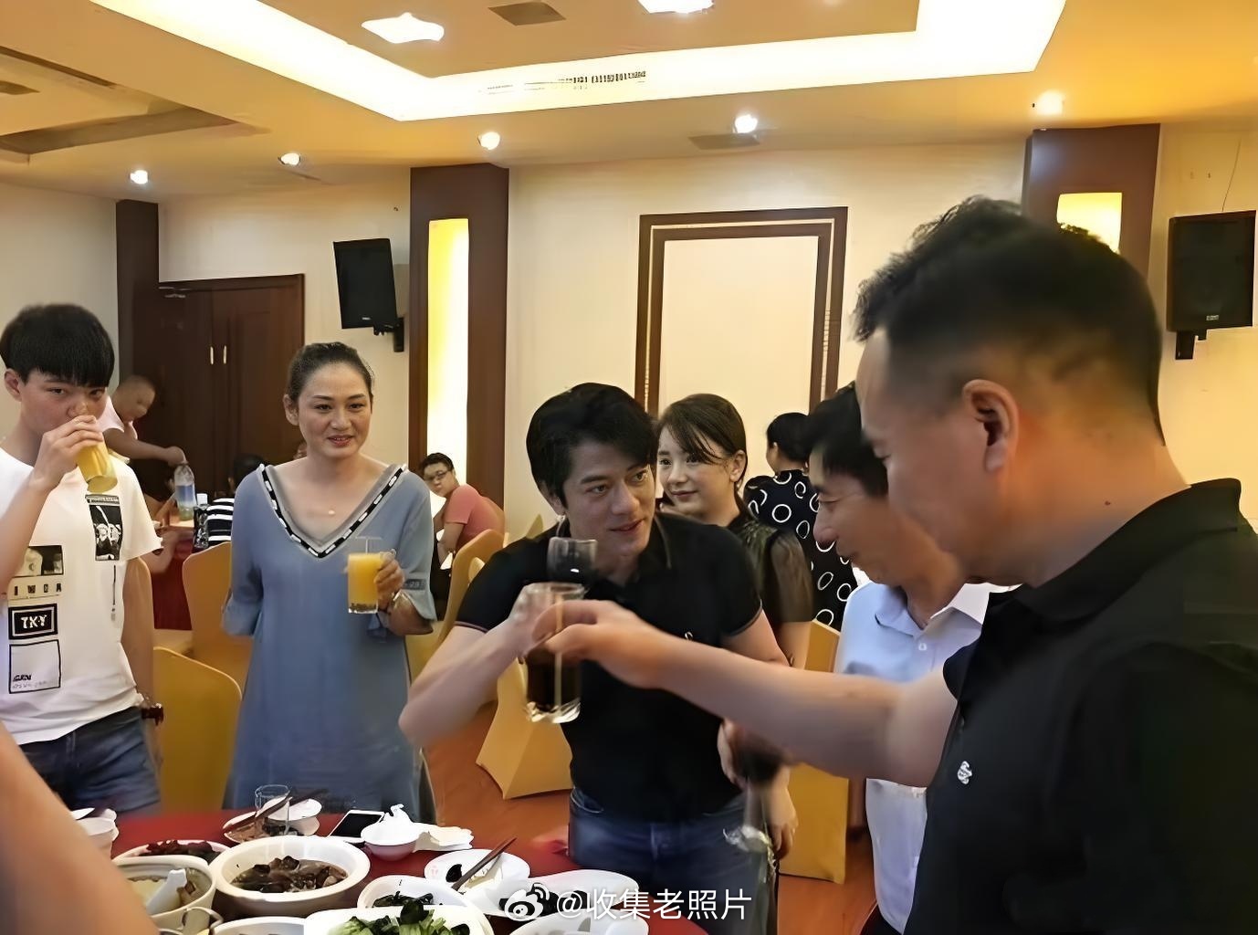 郭富城情商很高，很识做（俾面）的！每次回方媛在安徽芜湖的娘家，敬酒时杯...