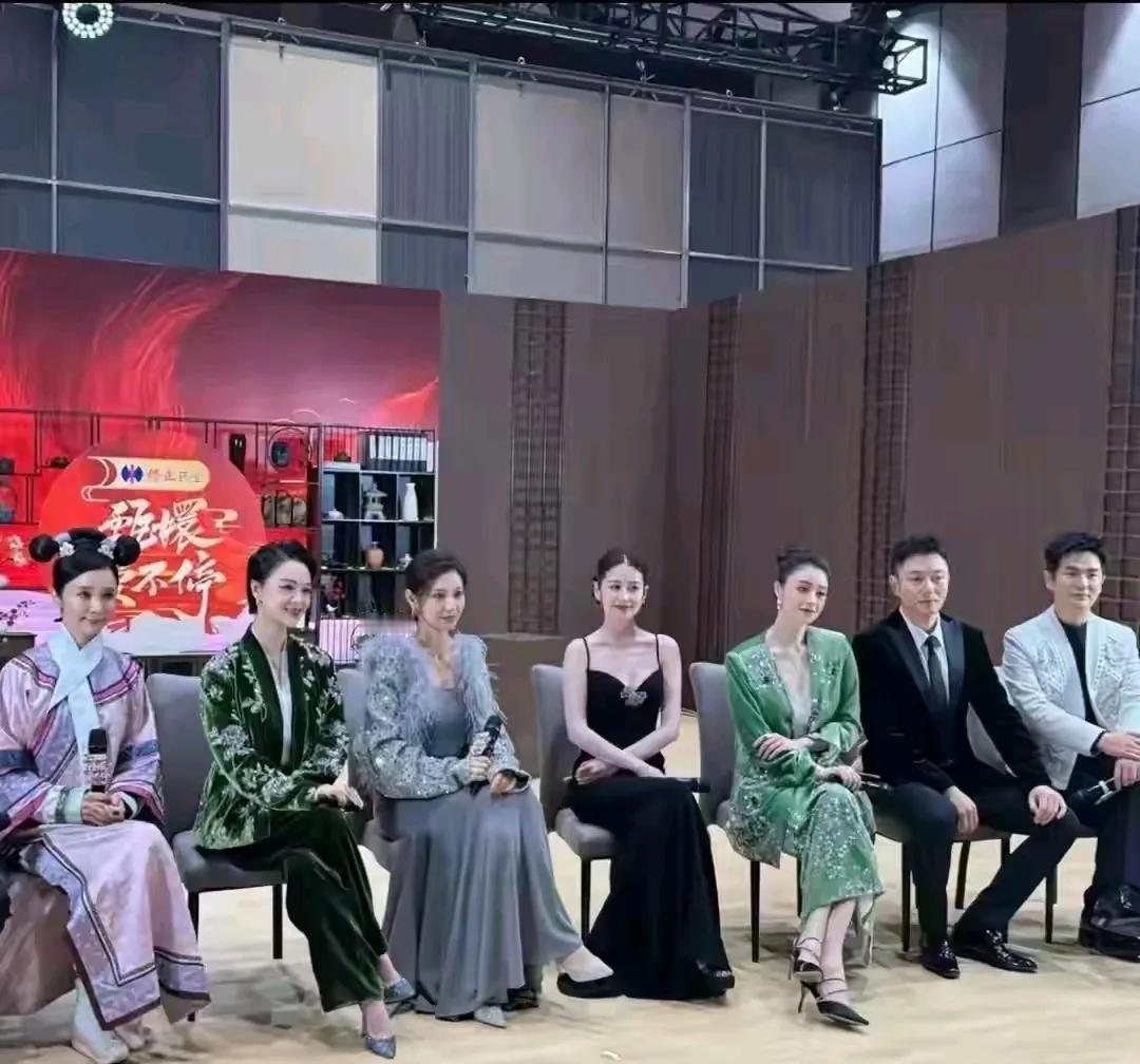 孙俪缺席《甄嬛传》十周年活动，网友说她“飘了”。但真相是，她正在另一个片场，为