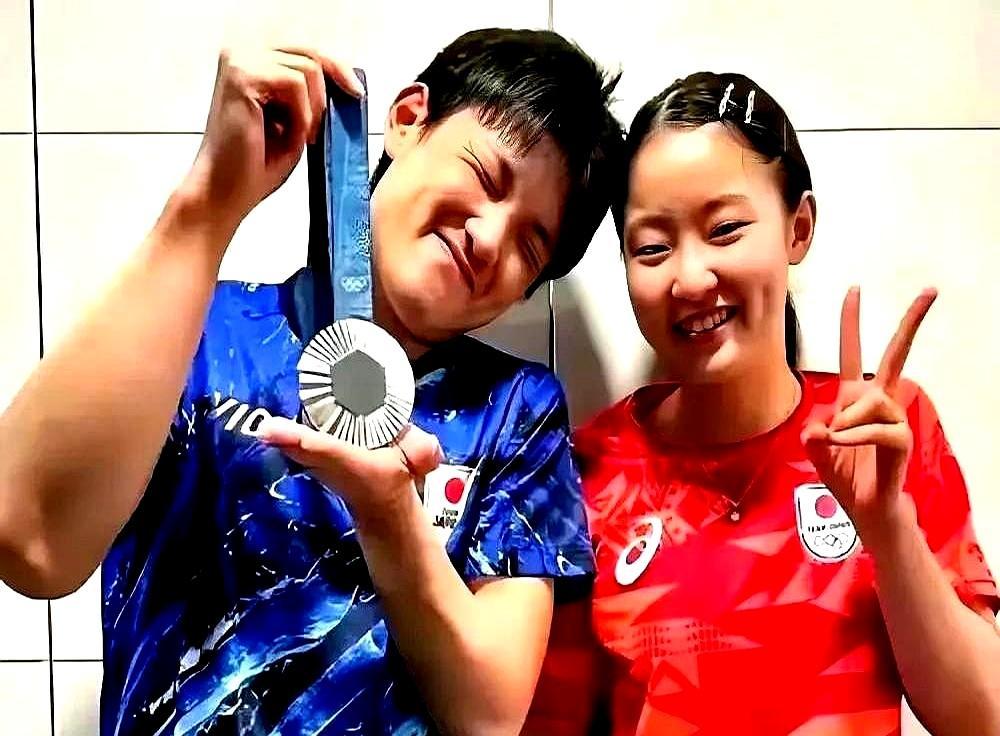 张本兄妹不干了，奖金被抽走四成，连机票酒店都得自己掏钱。兄妹俩一合计，直接