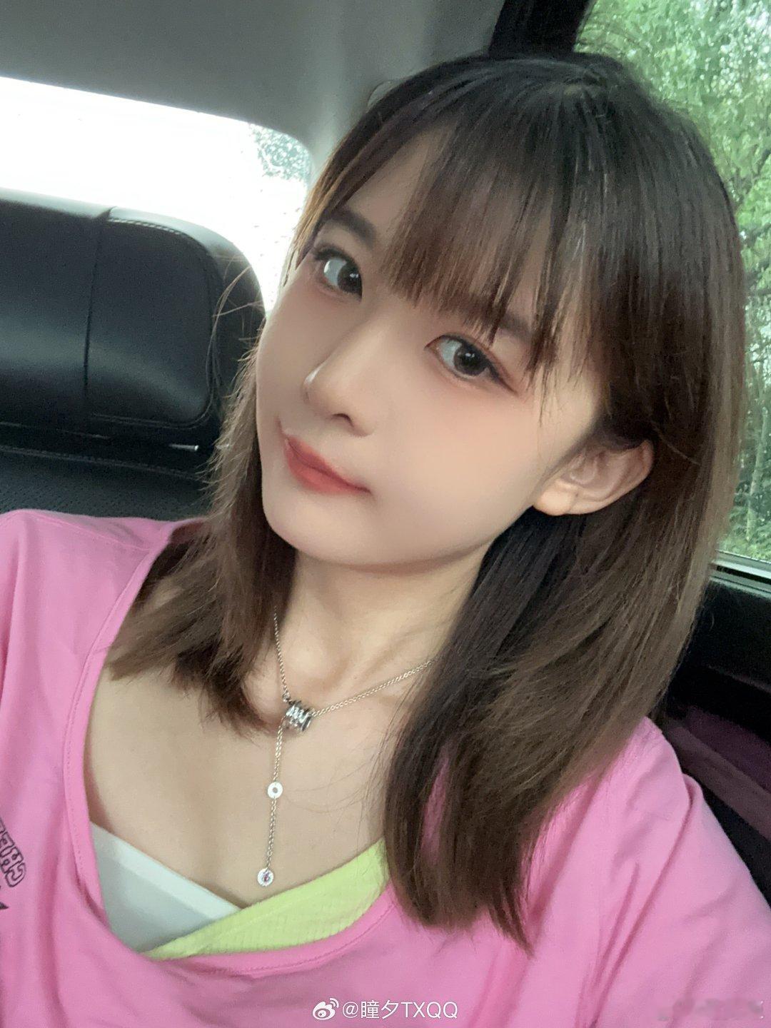 清纯可爱这一块！解说瞳夕晒照：短发三连😋WE对战IG英雄联盟S15竞技游戏​