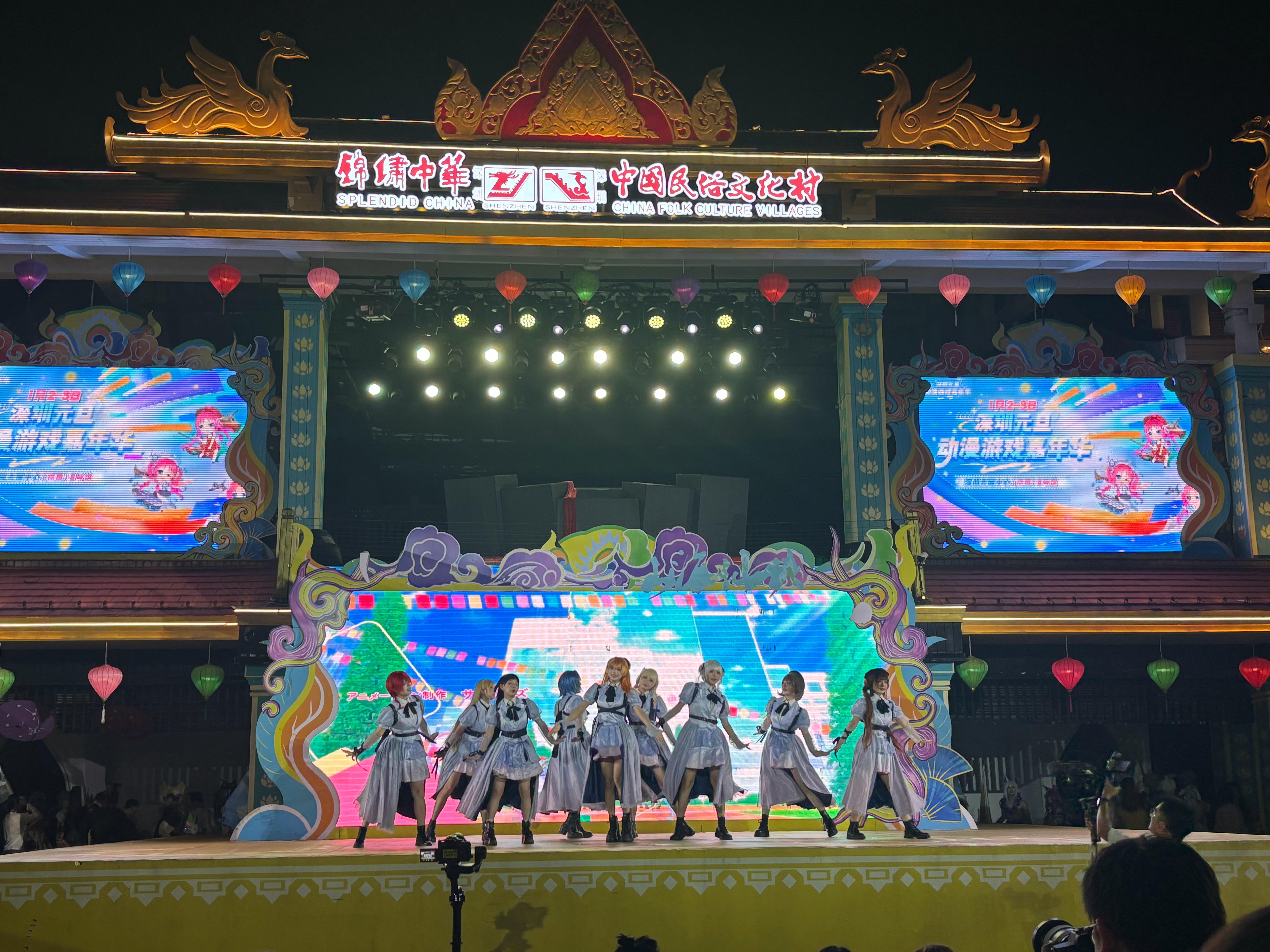 喜欢二次元的基本都是年轻人，今天这个好像是动漫女团，忘记叫啥名字了，个个都很可爱