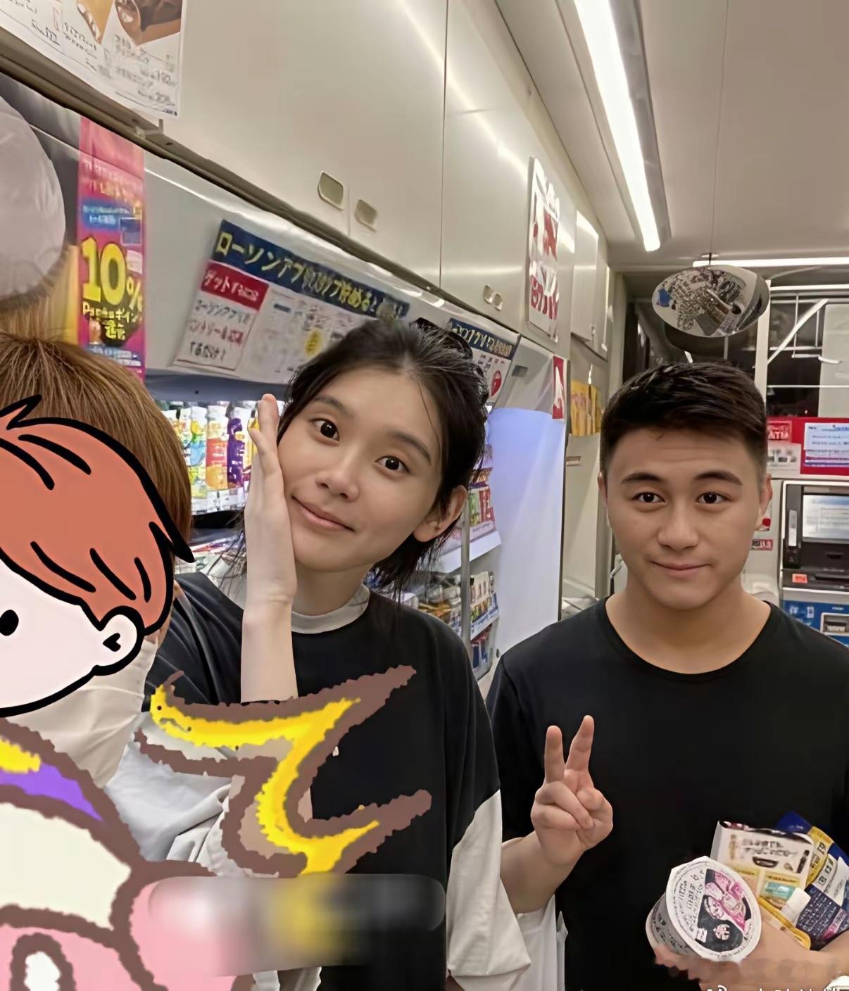 奚梦瑶和老公何猷君同游日本，夫妻俩都是素颜，奚梦瑶脸部皮肤真好，非常漂亮，何猷君