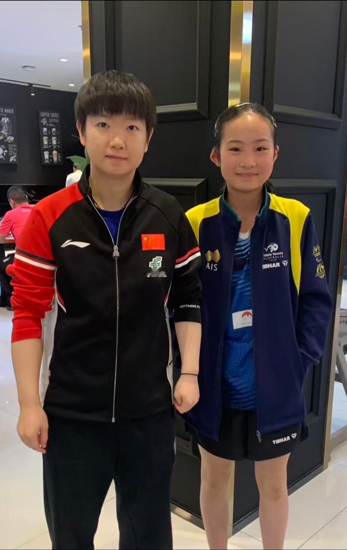 孙颖莎和偶像孙颖莎的合影📷©️左手改右手的乒乓女孩​​​
