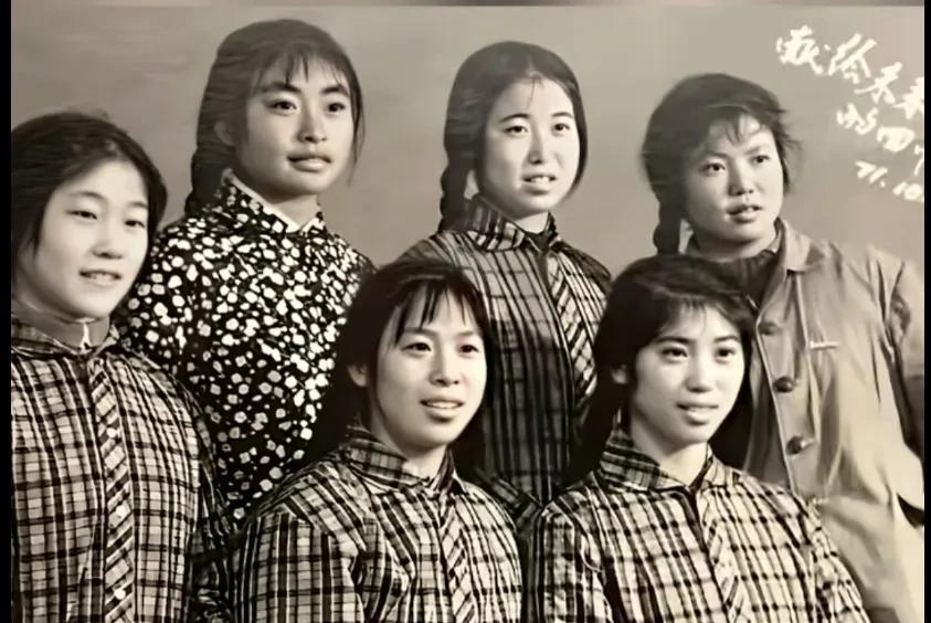 图片是6名女知青即将下乡时拍摄的一张合影留念！她们是1970年毕业于大连第21