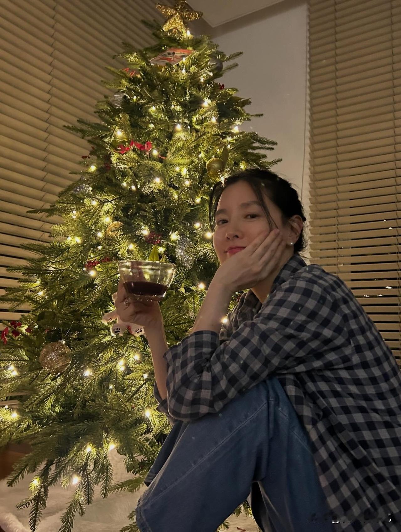 12月，演员李英爱在自己的Instagram上传了多张照片。照片中，李英爱穿着宽