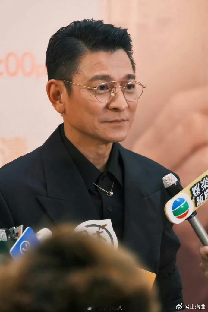 刘德华与向佐的互动，尽显偶像与粉丝间的温暖情谊，让人不禁为之会心一笑，感受到那份