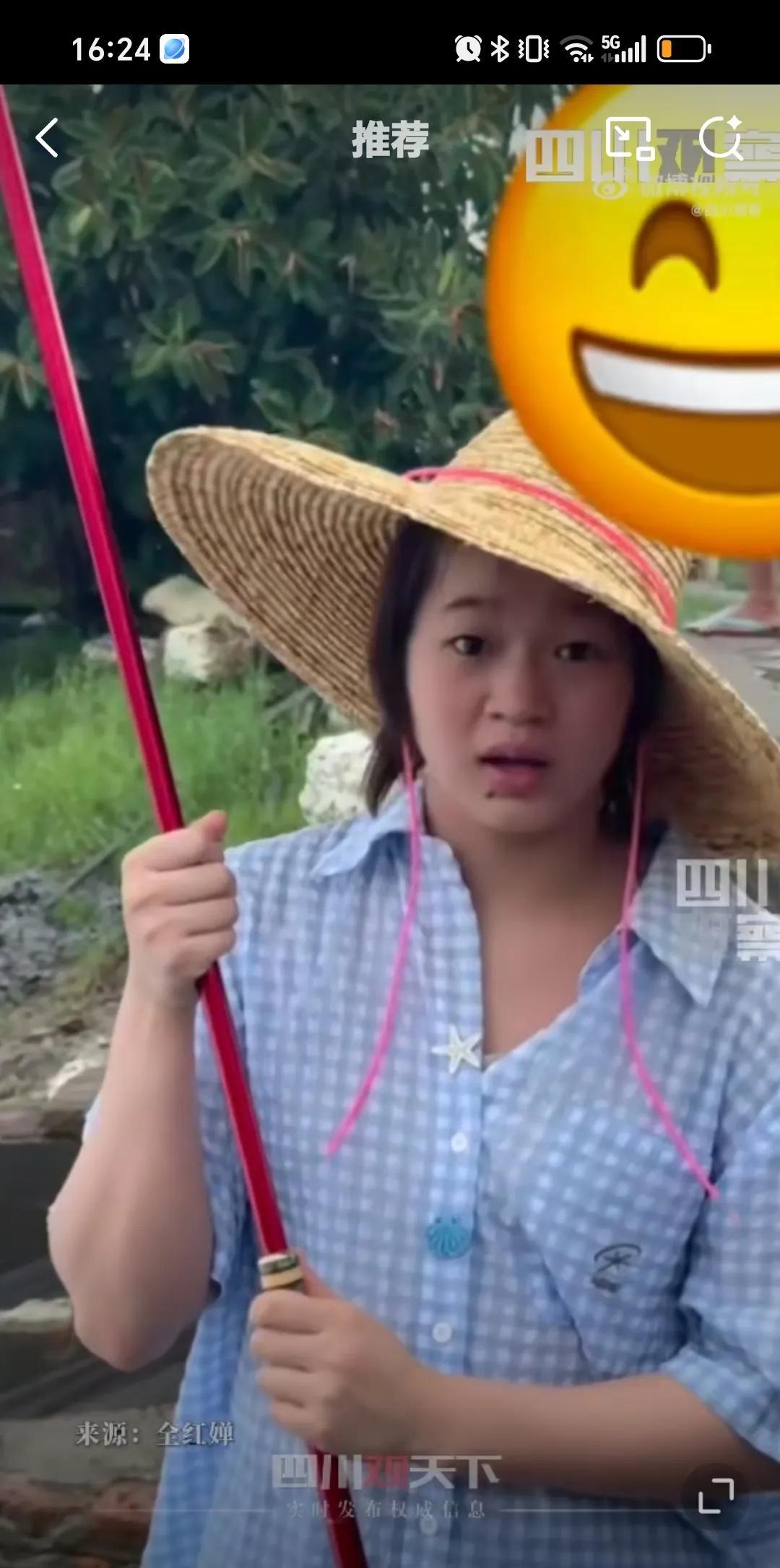 7月17日全红婵伤情恢复如何了，看着全红婵在老家戴着草帽划船，蓝色的上衣很好看。