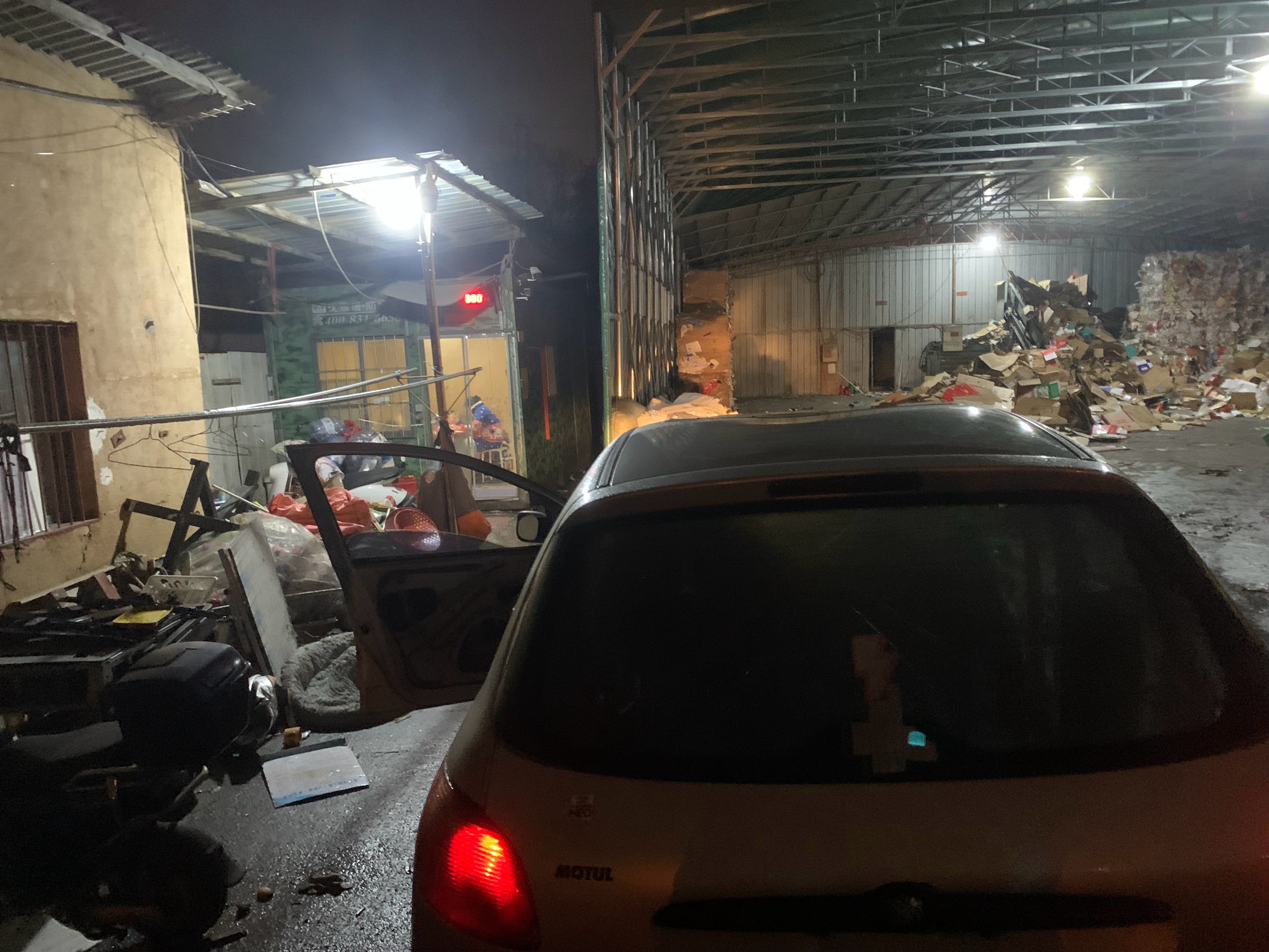 他去之前问我多少公斤，我说880。结果一斤都不差。车上还是225的胎，等跑的时候