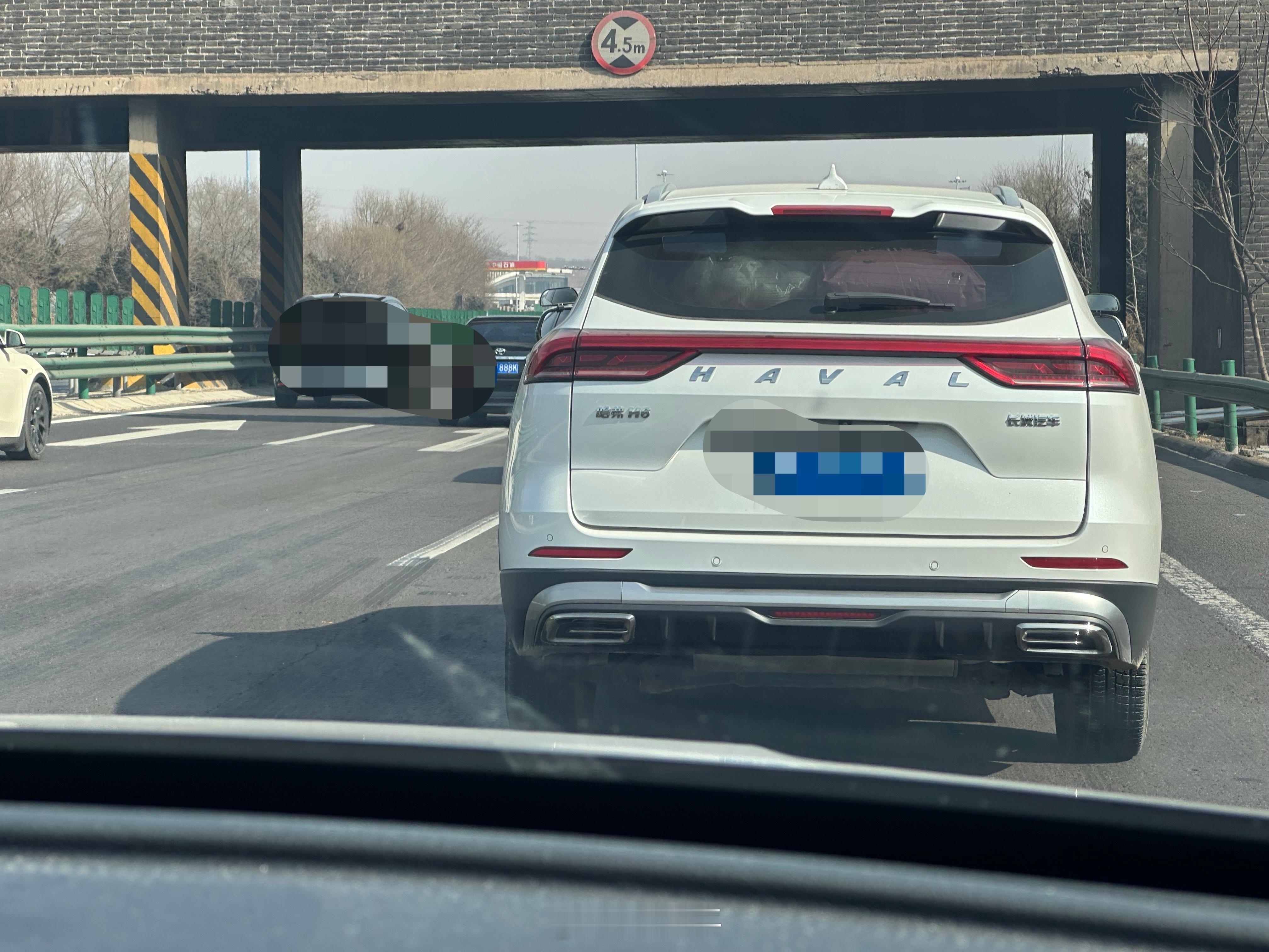 假期还有2天高速已经开始堵车了昨天下午高速就遇到堵车，主要有几个方面原因吧！一是