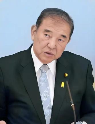 日本这一刀捅得可真是！中美贸易战打得火热的时候，日本突然跟进制裁，断供了十多种关