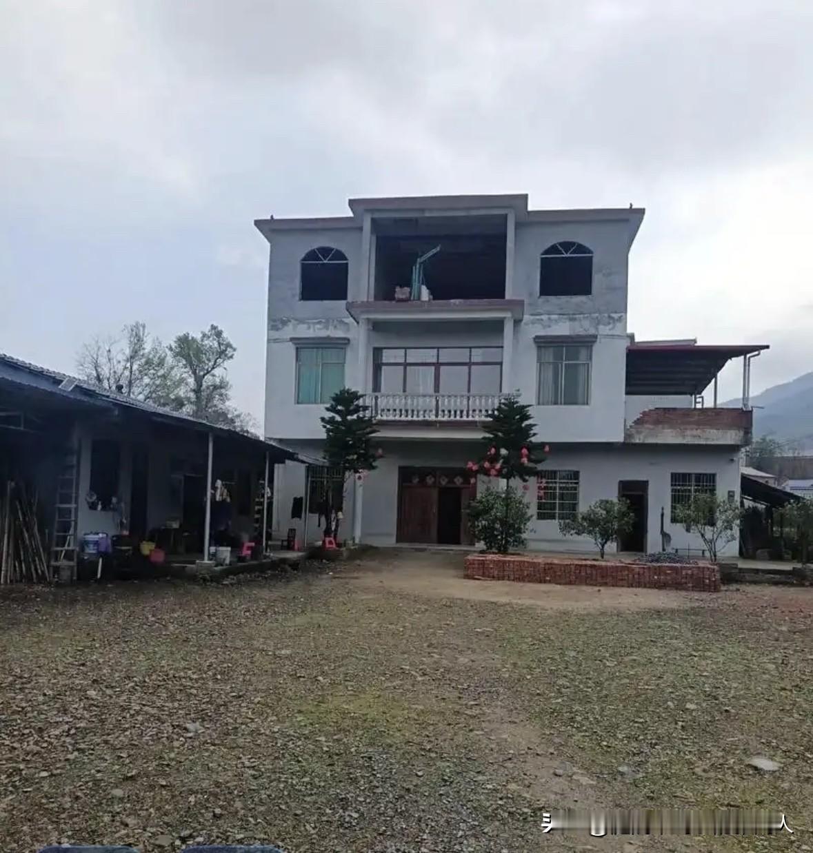 居然真的会有人，后悔在农村修房子我一个同事最近天天吐槽，说早知道当初直接在县