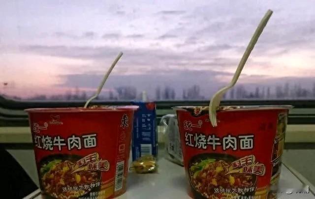 12306建议高铁别吃泡面，因为味大。公告一出，这一“温馨提示”瞬间就不温馨了！