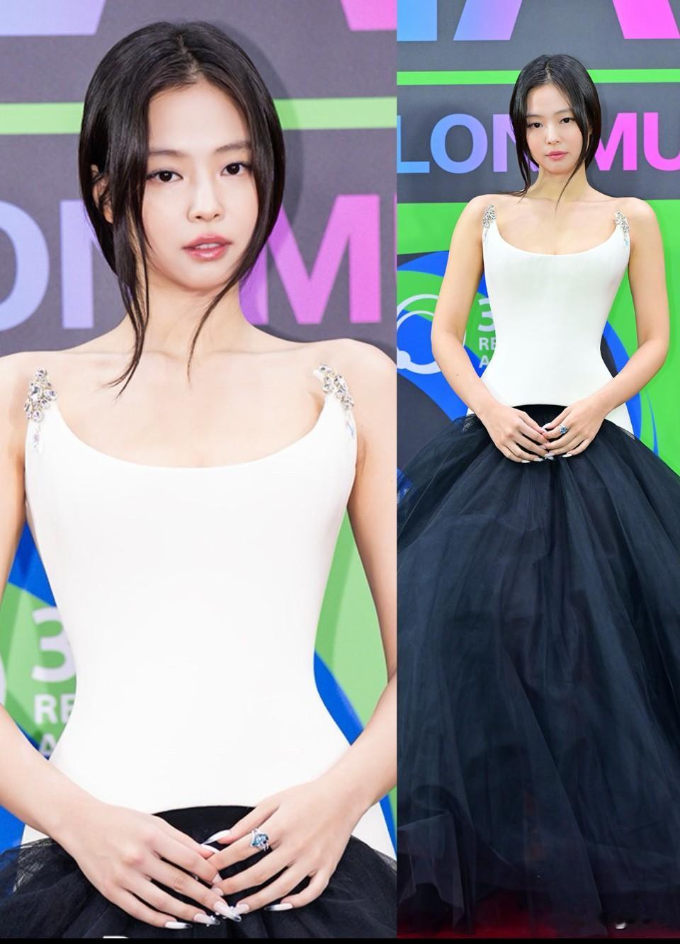 Jennie今日MMA红毯造型，完全是女神降临！为啥妮的脸也肉肉的五官也不是