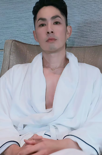 吴建豪也纹眉了，看来纹眉不是女性的唯一了，而所有的男明星也开始追求时尚了。​现