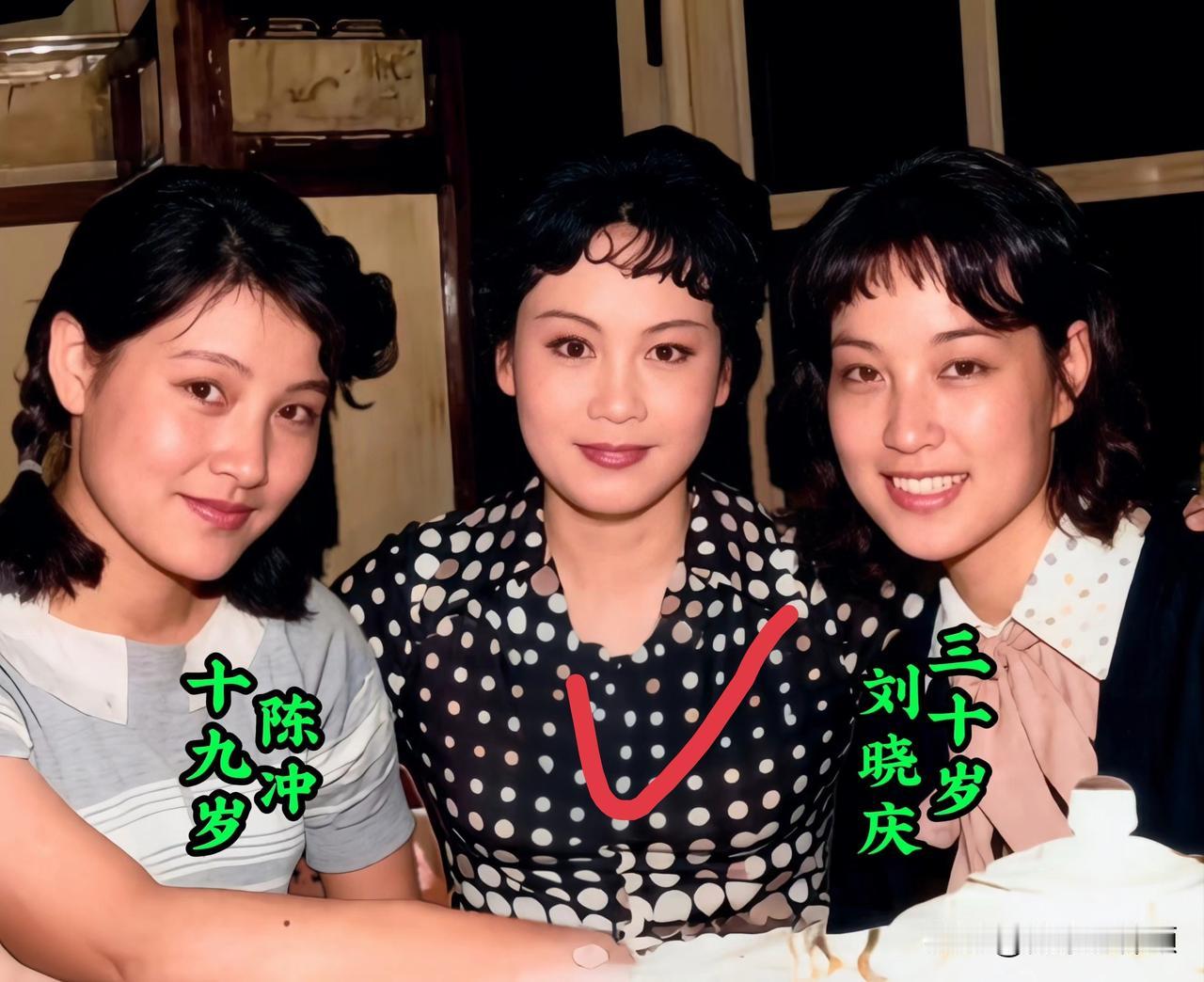 这张珍贵照片里，只认出年轻时的刘晓庆和陈冲。中间这位女士没认出来，你知道是谁吗