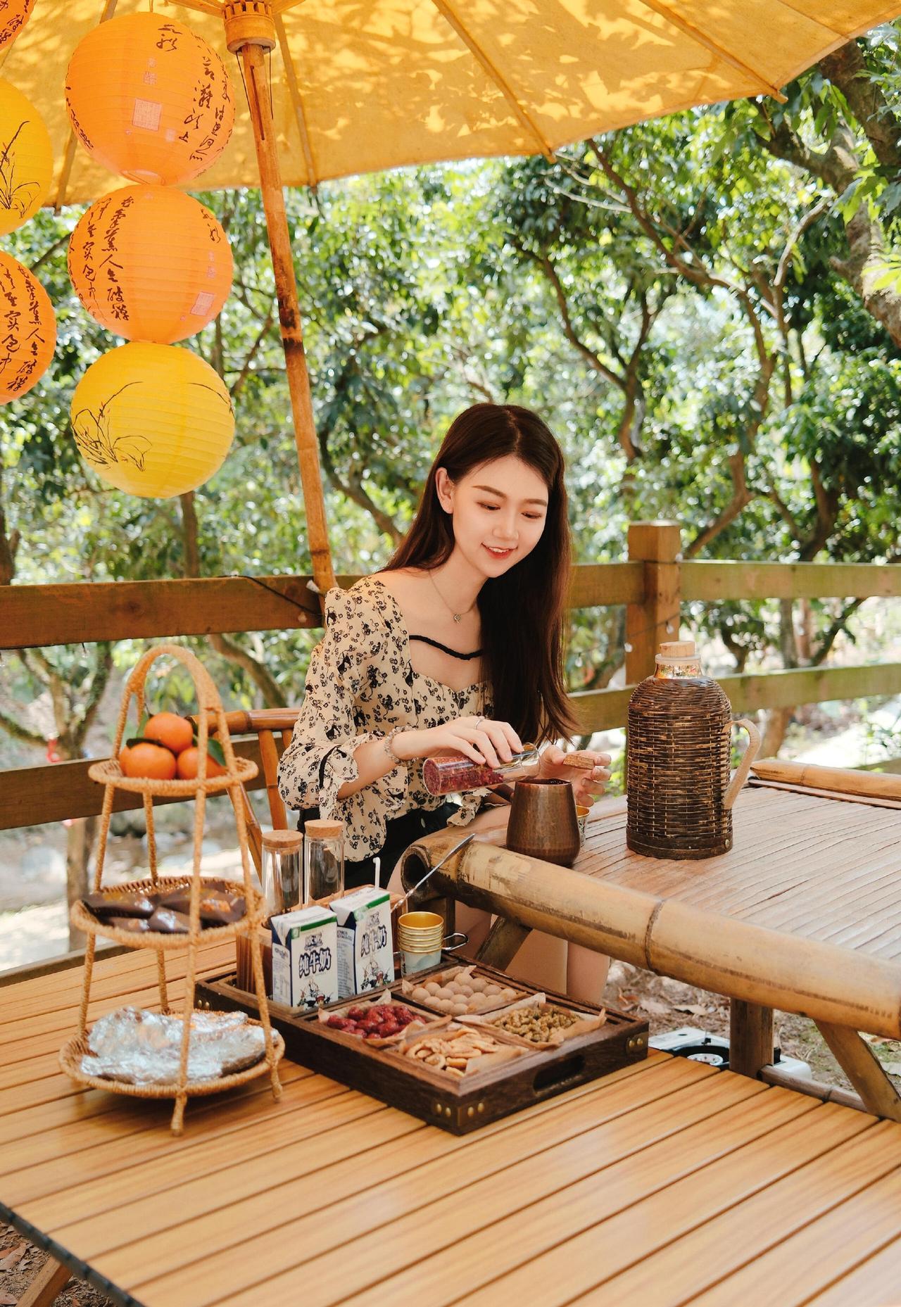 这套穿搭是“甜酷碎花+简约下装”的组合，和喜庆的场景适配度很高：-上衣选