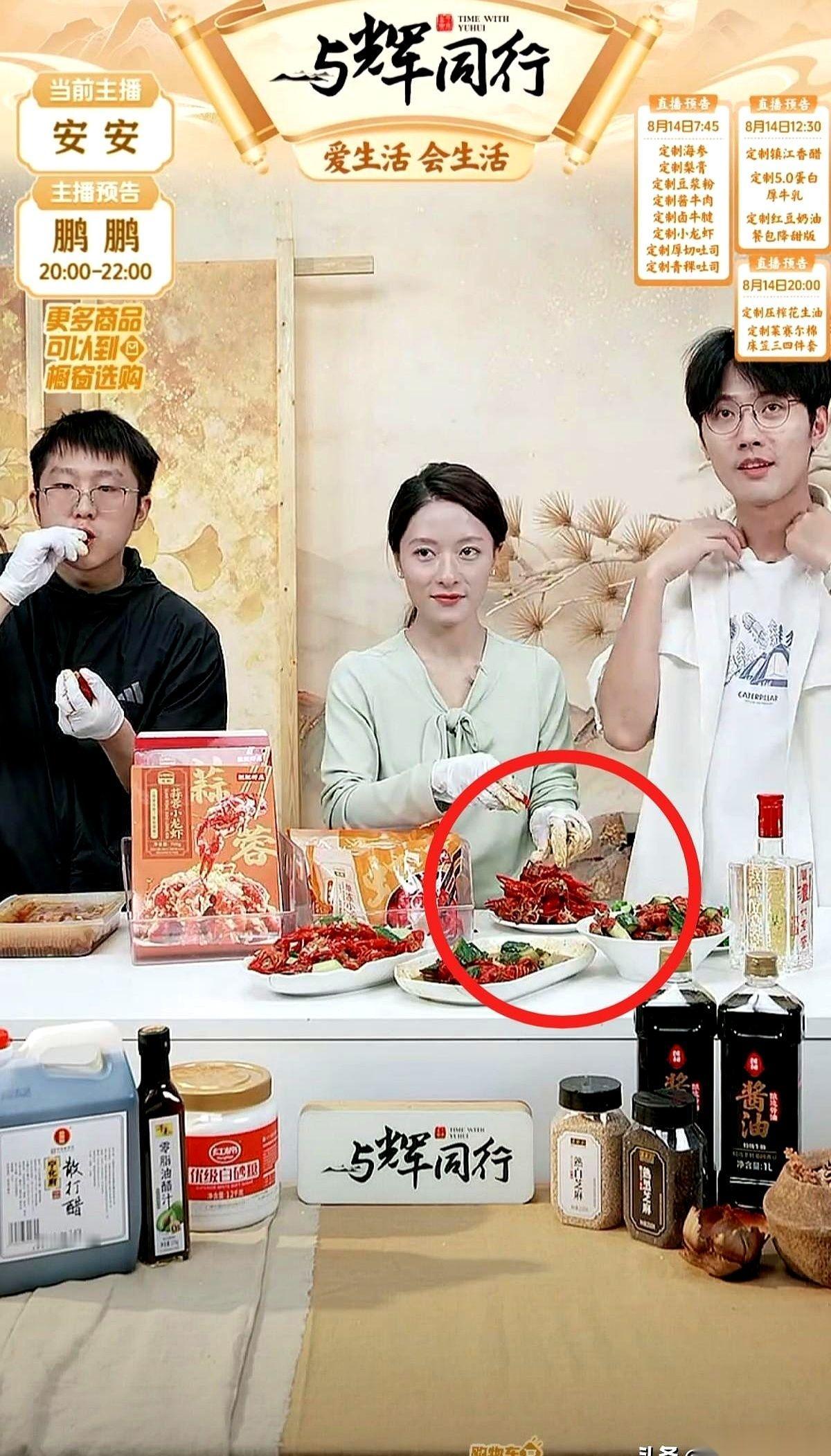 你敢信吗？有人饿急眼了狂塞小龙虾，却偏偏要把虾钳子小心翼翼地攒在一个盘子里。