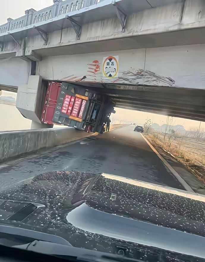 这哥们儿，你是懂“卡点”的！😯刚才路过，揉了好几次眼睛才敢相信。见过货车