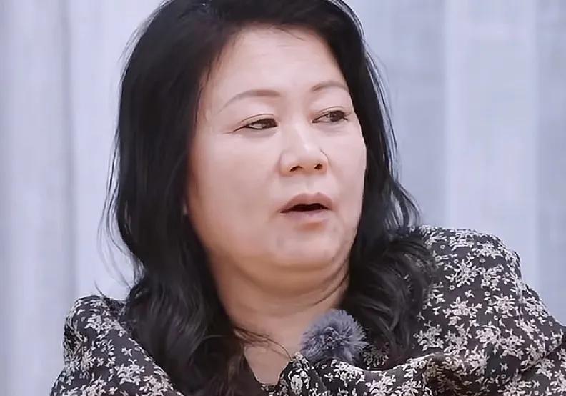 节目组问妈妈们什么年纪生孩子最好，李嘉格的妈妈说：“当然越年轻越好啊。”陈梦的妈