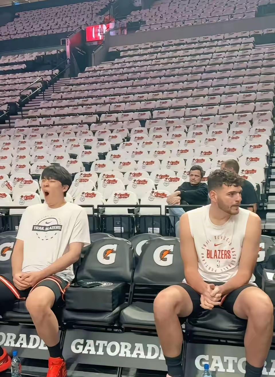 讲真的！杨瀚森带着女朋友在身边，感觉他的身体可能已经被掏空了。从比赛中我们可以看