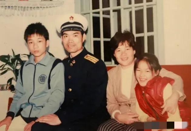 1971年，23岁女干部李玉枝嫁给了一个战斗英雄，婚后她睡觉时，竟拿布条将自己和