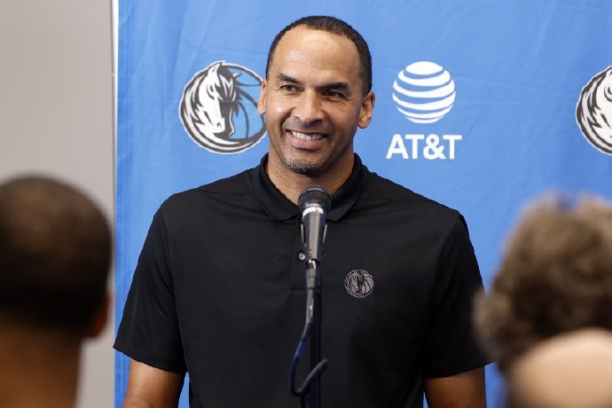 独行侠的天什么时候能亮独行侠开赛3胜7负，开赛前曾被认为冠军热门，目前西部垫底E