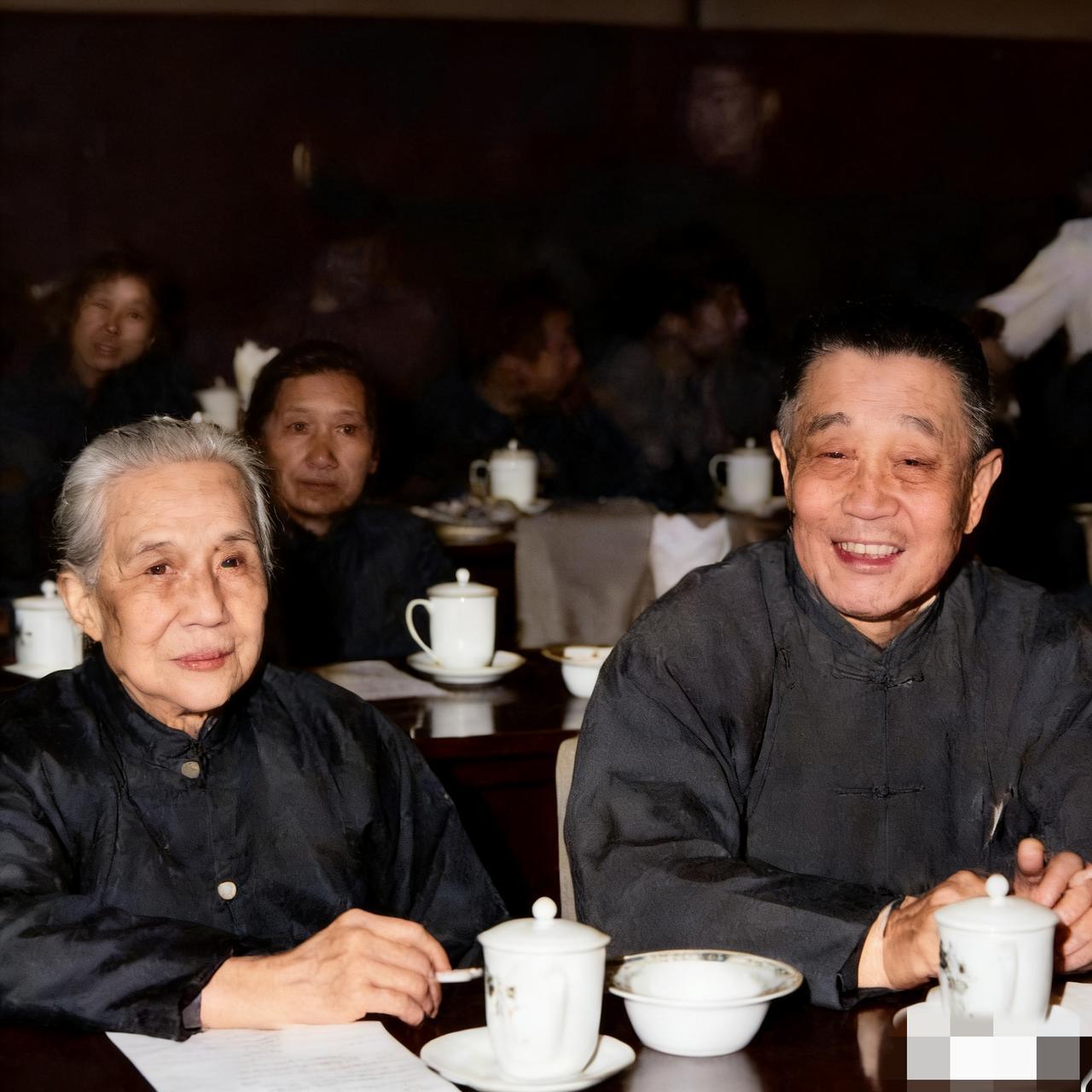 1979年，曹秀清与杜聿明夫妇，应邀出席政协组织的新春团拜会，留下了一张格外罕见