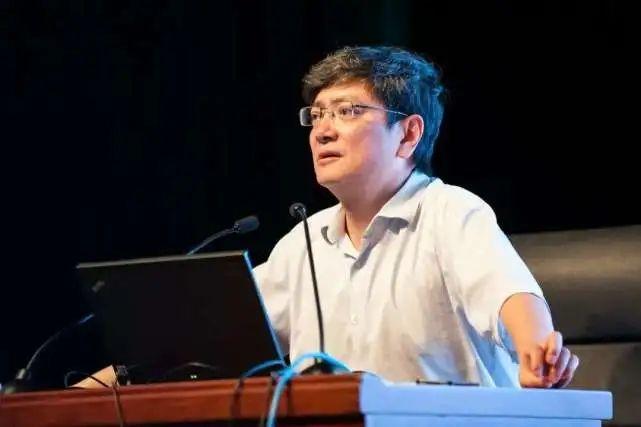 2012年，刚上任贵州大学校长的郑强在校园转了一圈，突然下令把满园老树全砍了。全