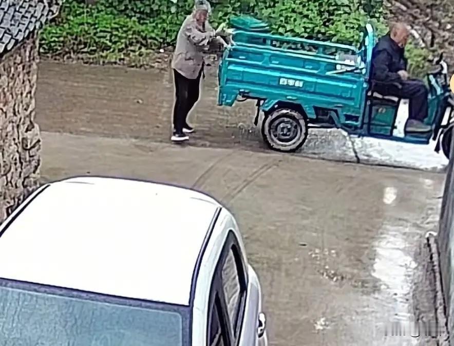 这天一大早,一位大爷带着老伴骑着三轮车来到一户人家门口,大娘从车斗上来下,抱着一