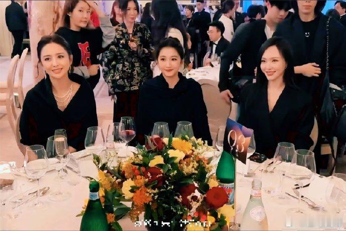 关晓彤确实不适合和佟丽娅，唐嫣坐一起，就像小孩坐到了大人桌​​​