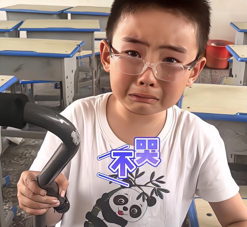 泪目！“妈妈，看……”放学铃声响了，小男孩依旧拄着拐杖，独自坐在学校门口