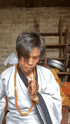 中国最帅的男人挨着老婆最毒的打！[哭哭]