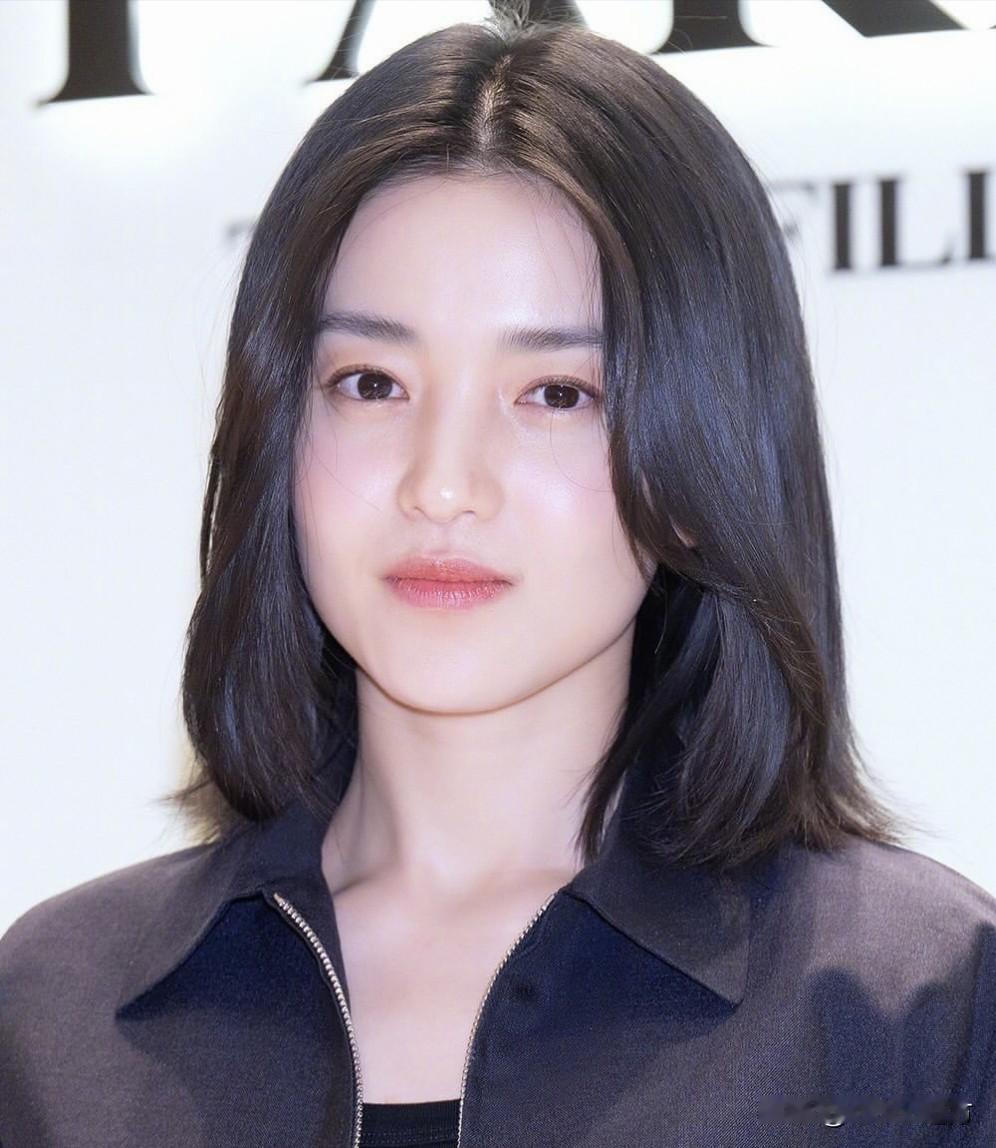 现身首尔出席Prada品牌活动的金泰梨状态绝佳，新发型利落蓬松微卷的短发衬得五官