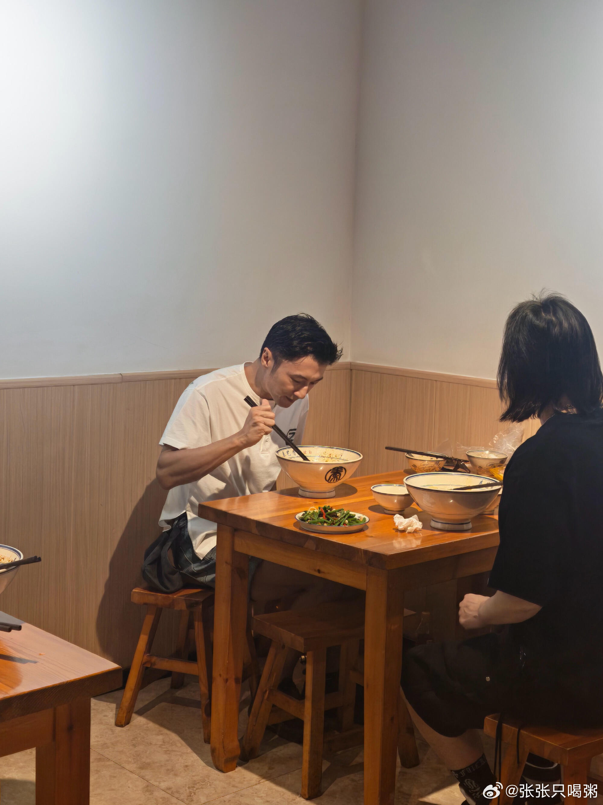 我这是太幸运了，在我大西安吃饭居然偶遇到谢霆锋在面馆吃面！