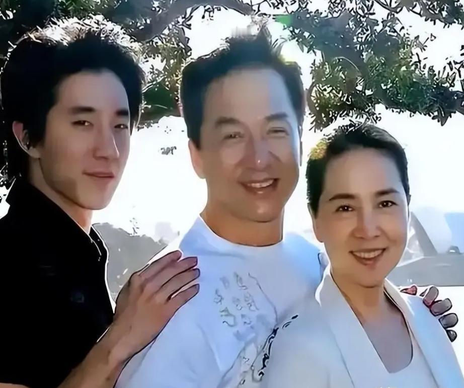 【4月7日是成龙72岁生日，这一天他没有大办宴席，而是和儿子房祖名同游惠州】