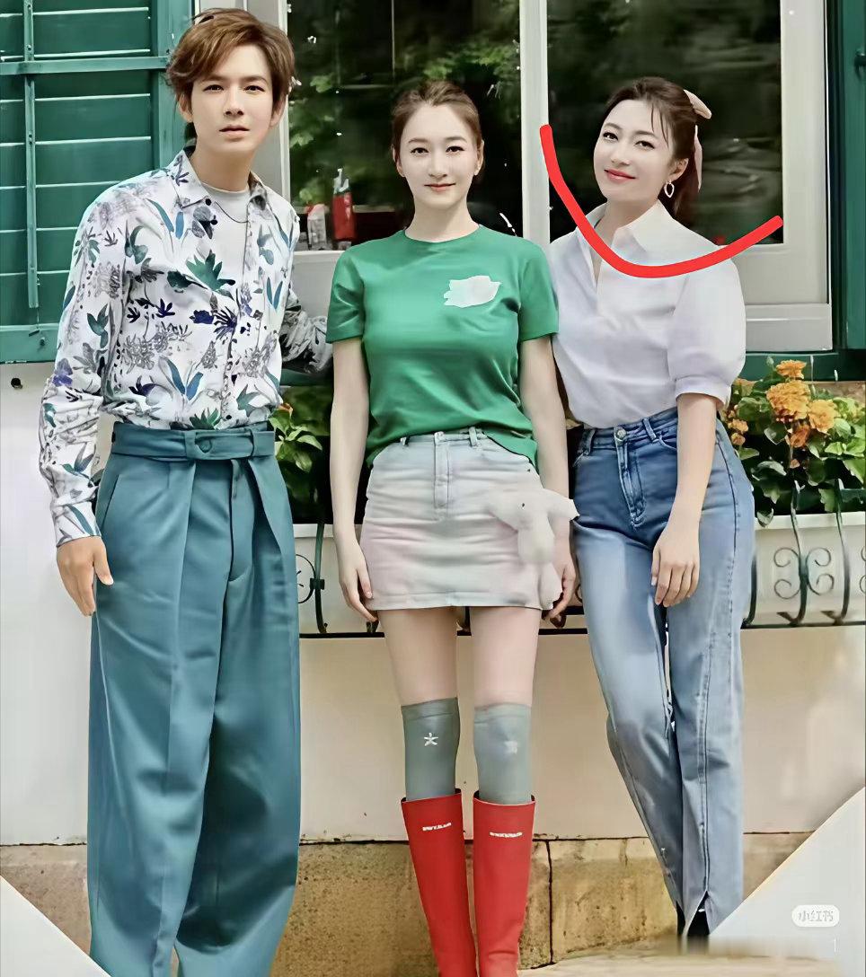 最右边这女人是谁啊？怎么比大美女李小冉还漂亮，还有气质啊？真的好白好美啊。有人认