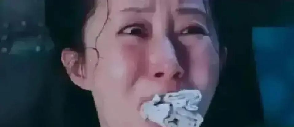 朱熹弹劾唐仲友那年，严蕊被关进大牢，杖刑打了一回又一回，差点没挺过来。审她的人