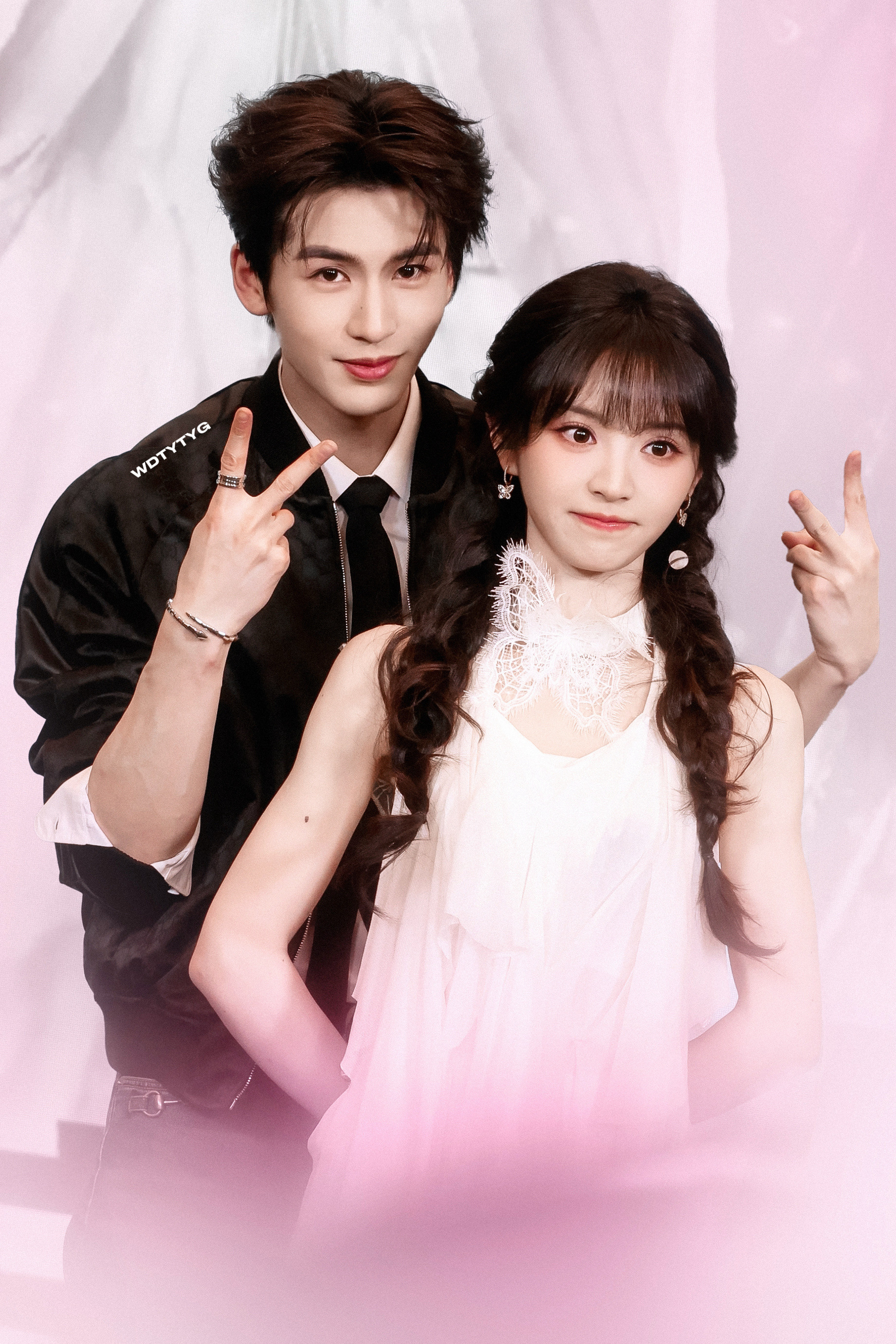 张凌赫的长相属于哪种棱角分明的，相比于陈都灵同样的脸型其实更适合田曦薇这种甜妹吧