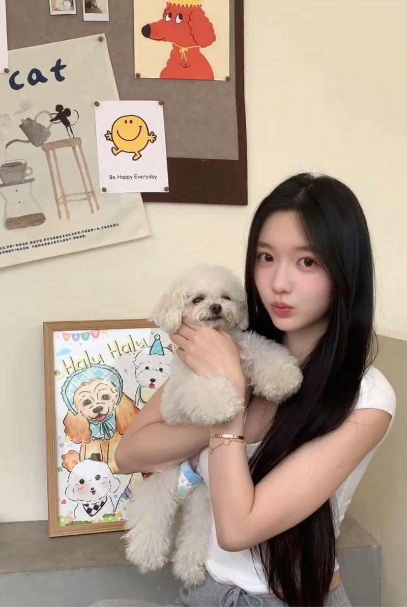 阳光洒进车内，少女微笑着，车窗外是美好的一天。气质穿搭怎么穿才恰到好处?油画美