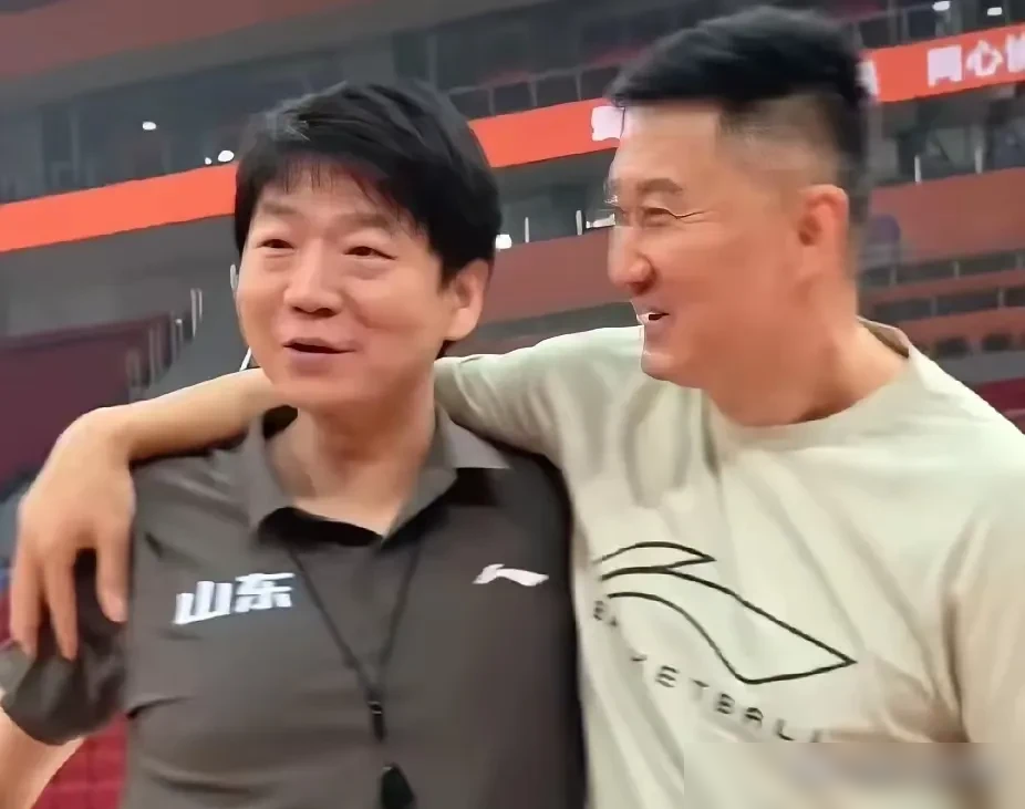 19岁，邱彪直接把山东男篮主控交给他了。季前赛三连胜，王证场场首发打一号位。10月10日打天津，7次