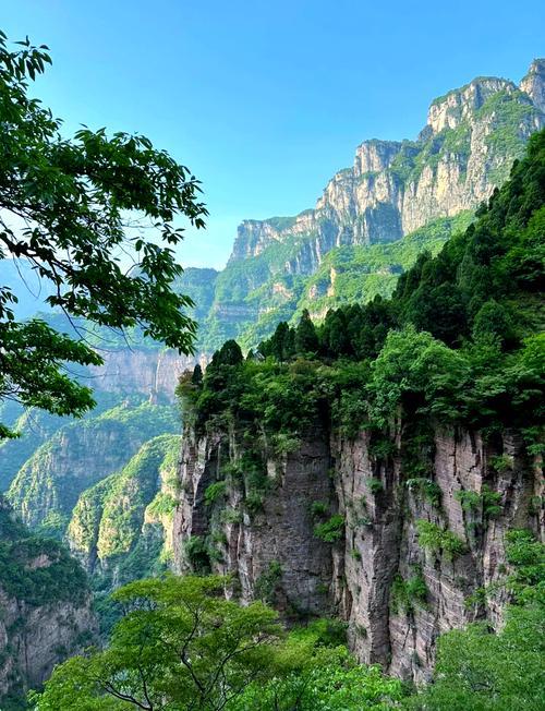 上联：历尽千帆仍少年，下联：游遍九州尚青春。