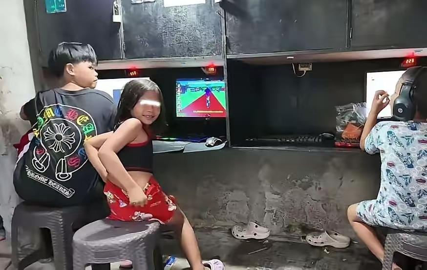 五六岁女孩稚嫩的脸上挂着程式化假笑，对着外国人脱口而出“5美元”，这一幕真的让人