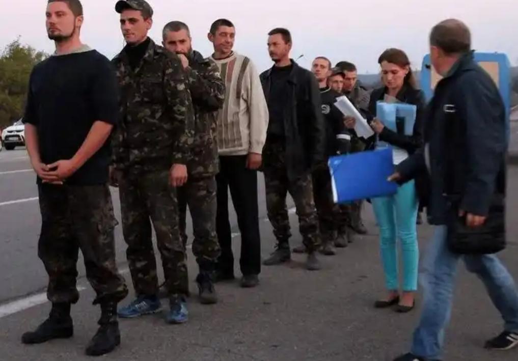 乌克兰恐怕真的没人可死了！俄军在顿涅茨克打扫战场，越扫越心惊：满地阵亡士兵，竟没