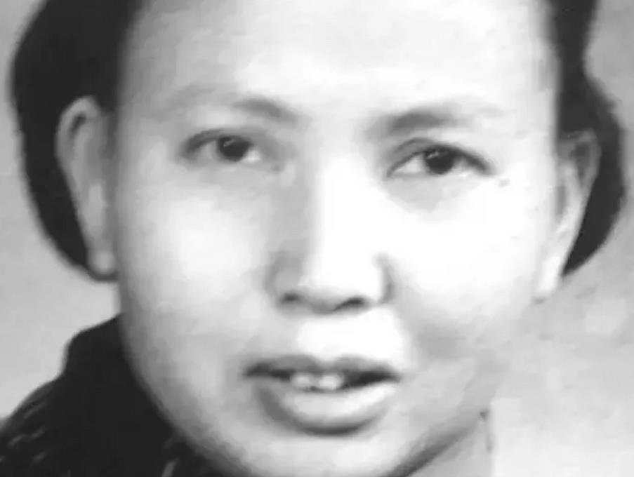 1941年，一名新四军女兵被俘虏，敌人准备活埋她。行刑前，敌人突然问："你认识莫