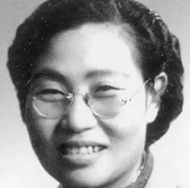 1943年，37岁的许世友在新婚之夜，对着19岁的新婚妻子说了一句话后，拔枪对准