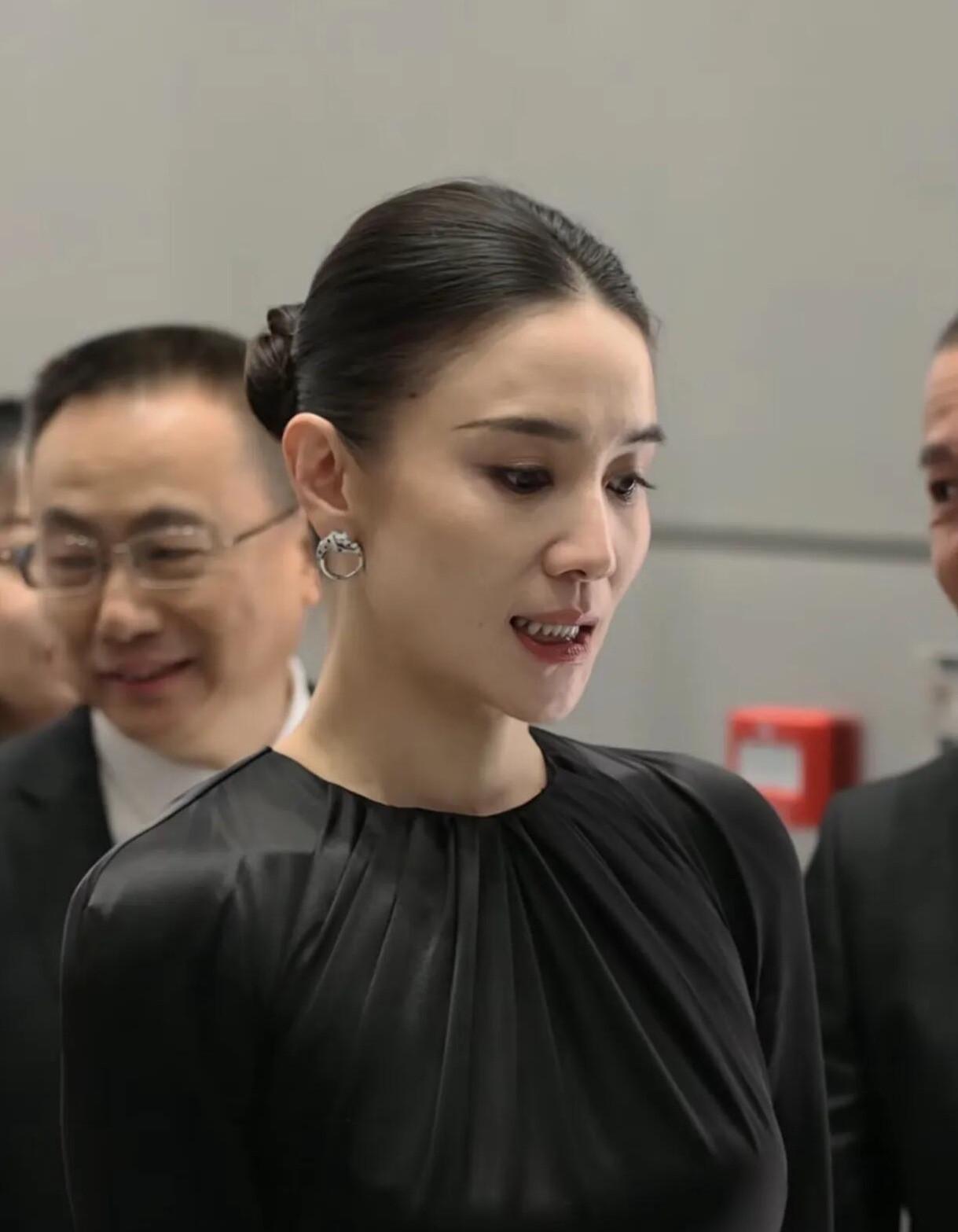 宋佳淡妆也这么漂亮，鹅蛋脸、杏核眼，虽不是最美的，但一定是这个年龄段里最有气质的