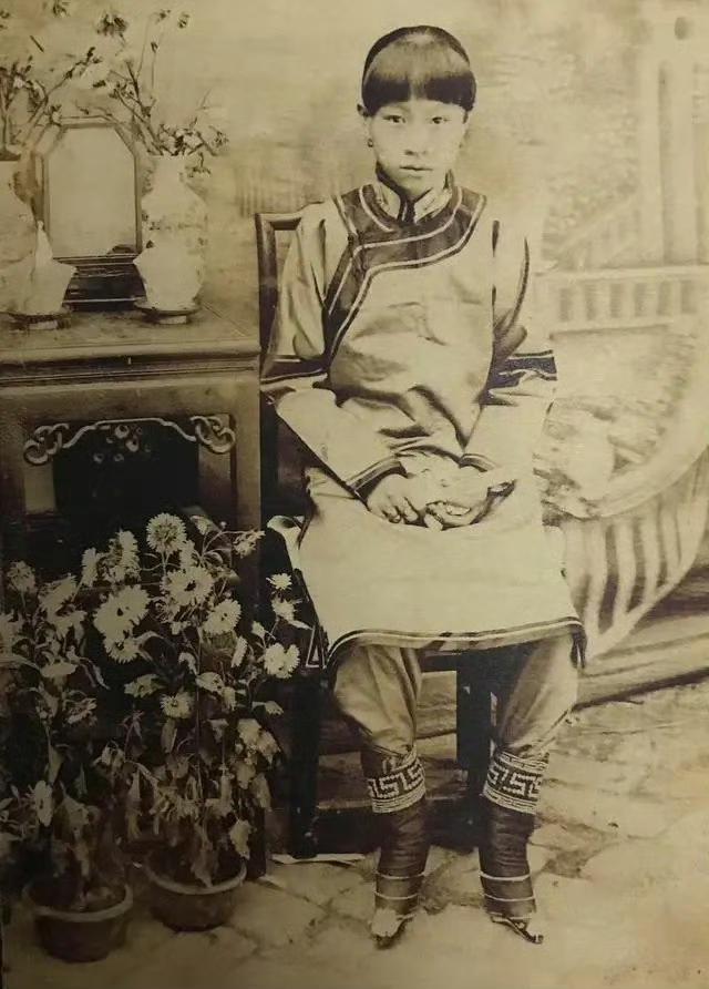 杨翠喜约1889年出生于北京通县，原名不详。1900年，因家道艰难，她被父母卖给