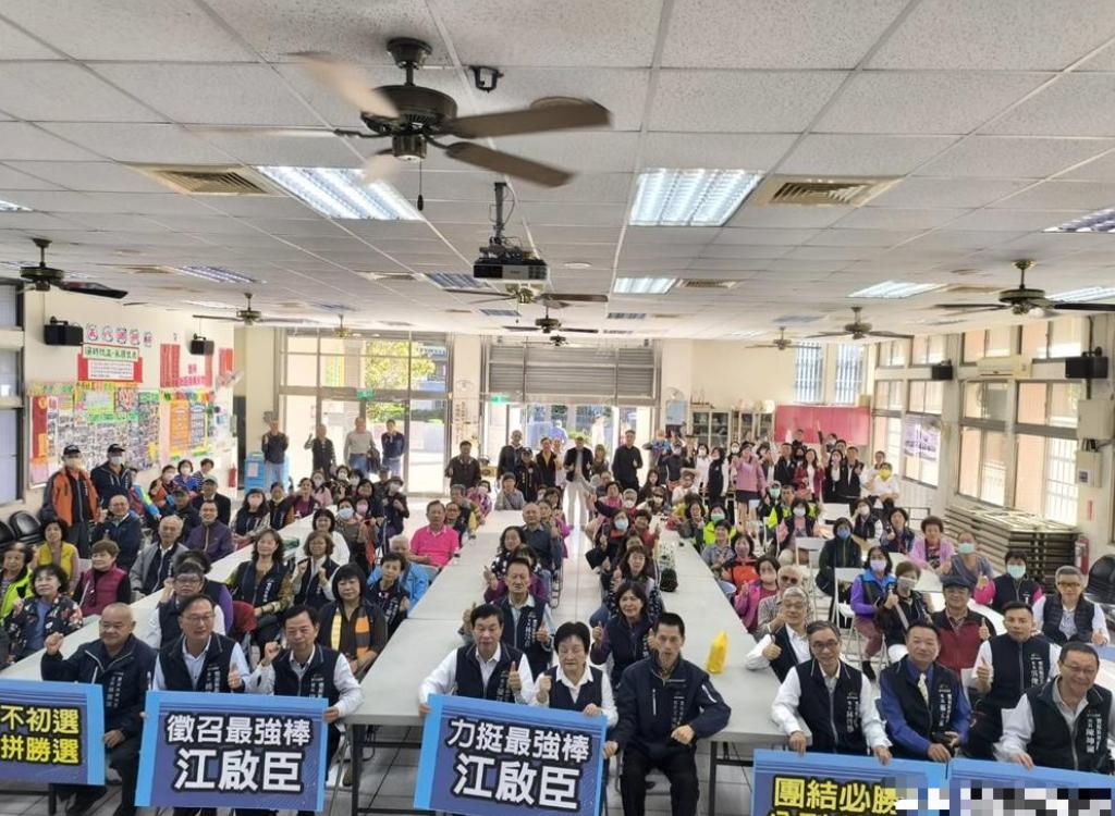 惊，郑丽文措手不及，台中23里长聚集上百人喊话国民党中央！谁能想到，一场看似